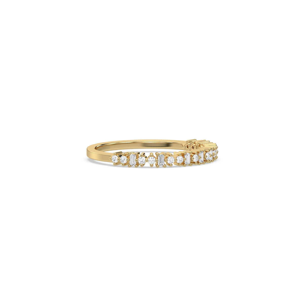 This yellow gold ring displayed on side view is made with brilliant round diamond and baguette diamond set in prong setting