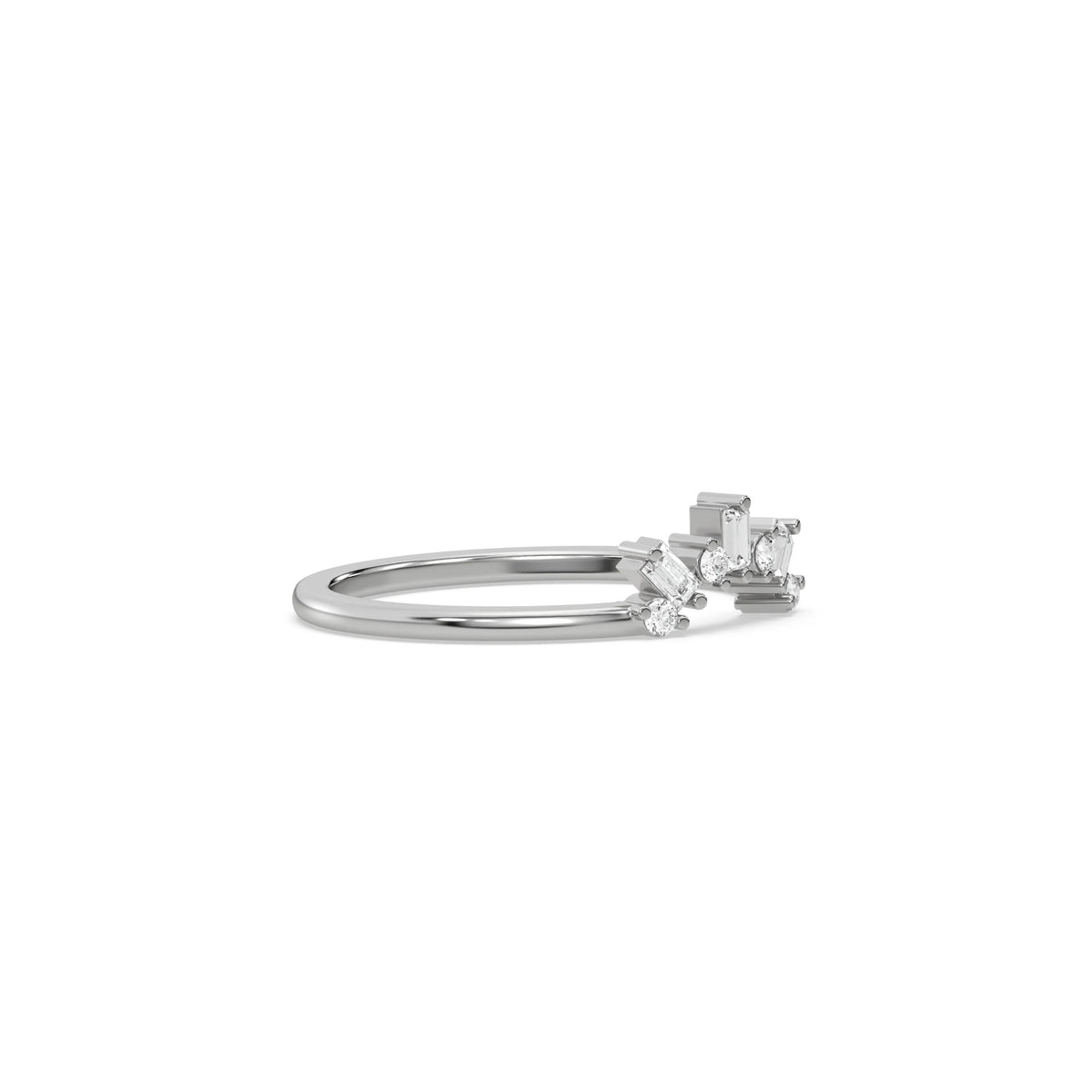 This white gold ring displayed in side view is made with round brilliant-cut diamonds and baguette diamonds all set in a shared prong setting