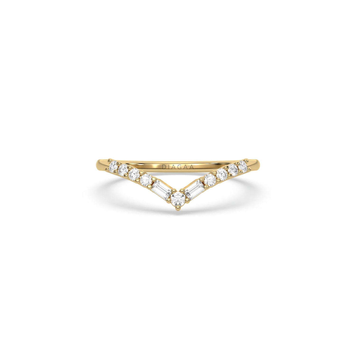 This yellow gold ring displayed on front view is made with round brilliant-cut diamonds and baguette set in a prong setting