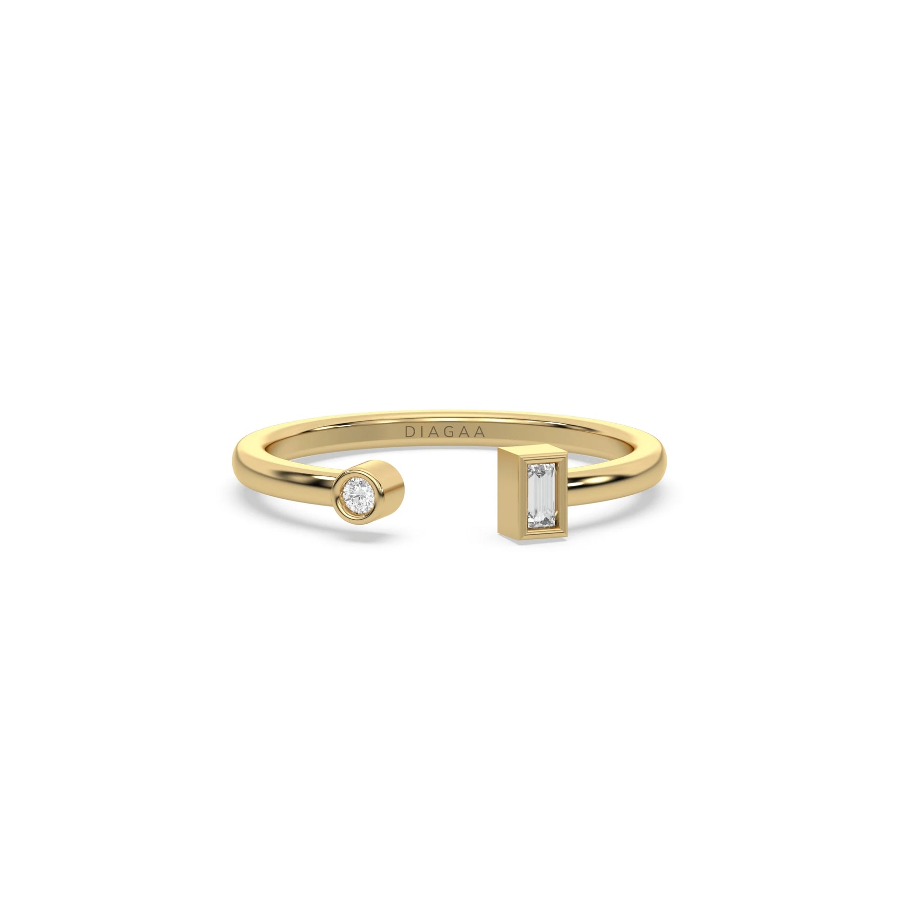 This yellow gold ring displayed on front view is made with round brilliant-cut diamonds and baguette diamond on each side and set individually in bezel setting