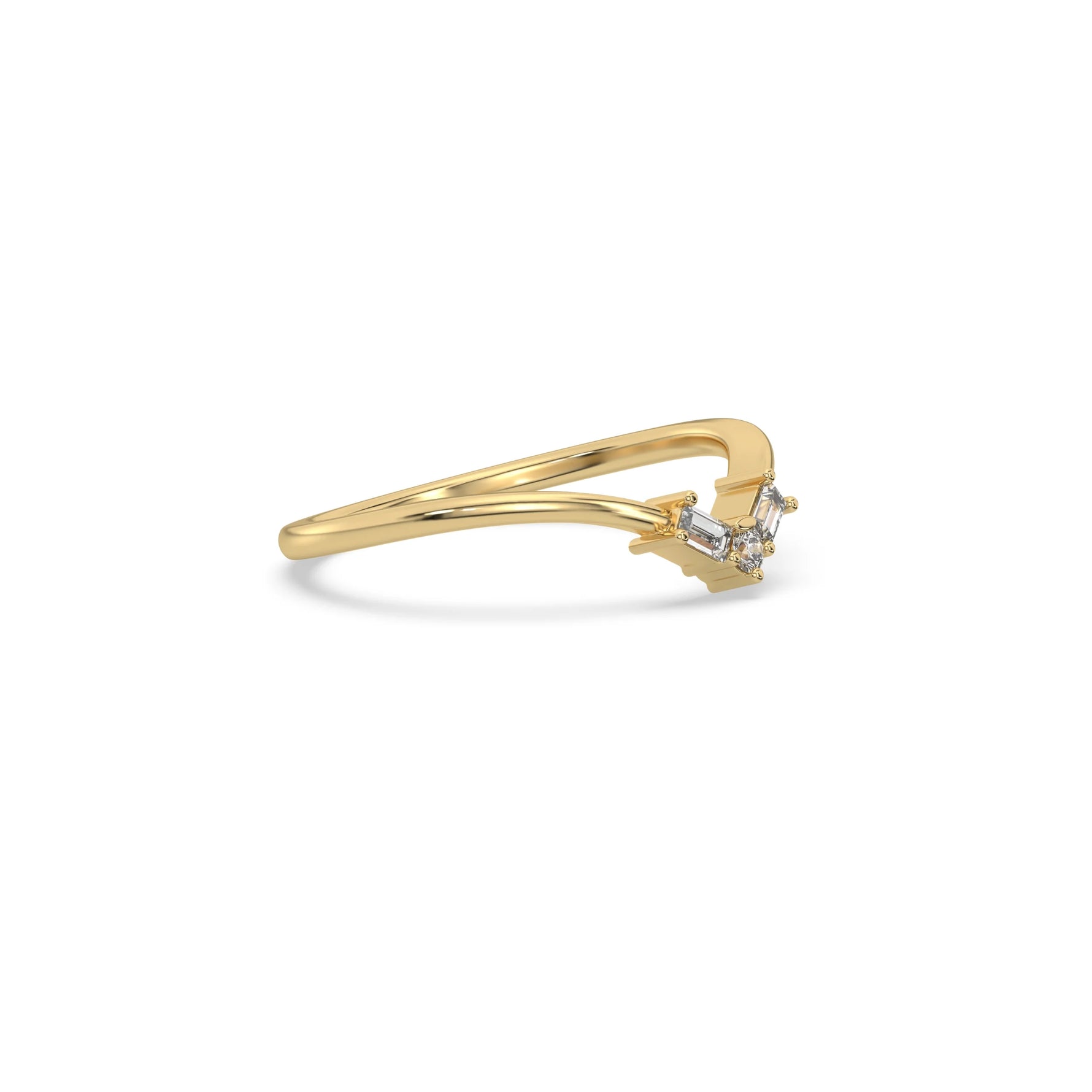 This yellow gold ring displayed in side view is made with round brilliant-cut diamonds and baguette diamonds all set in a shared prong setting