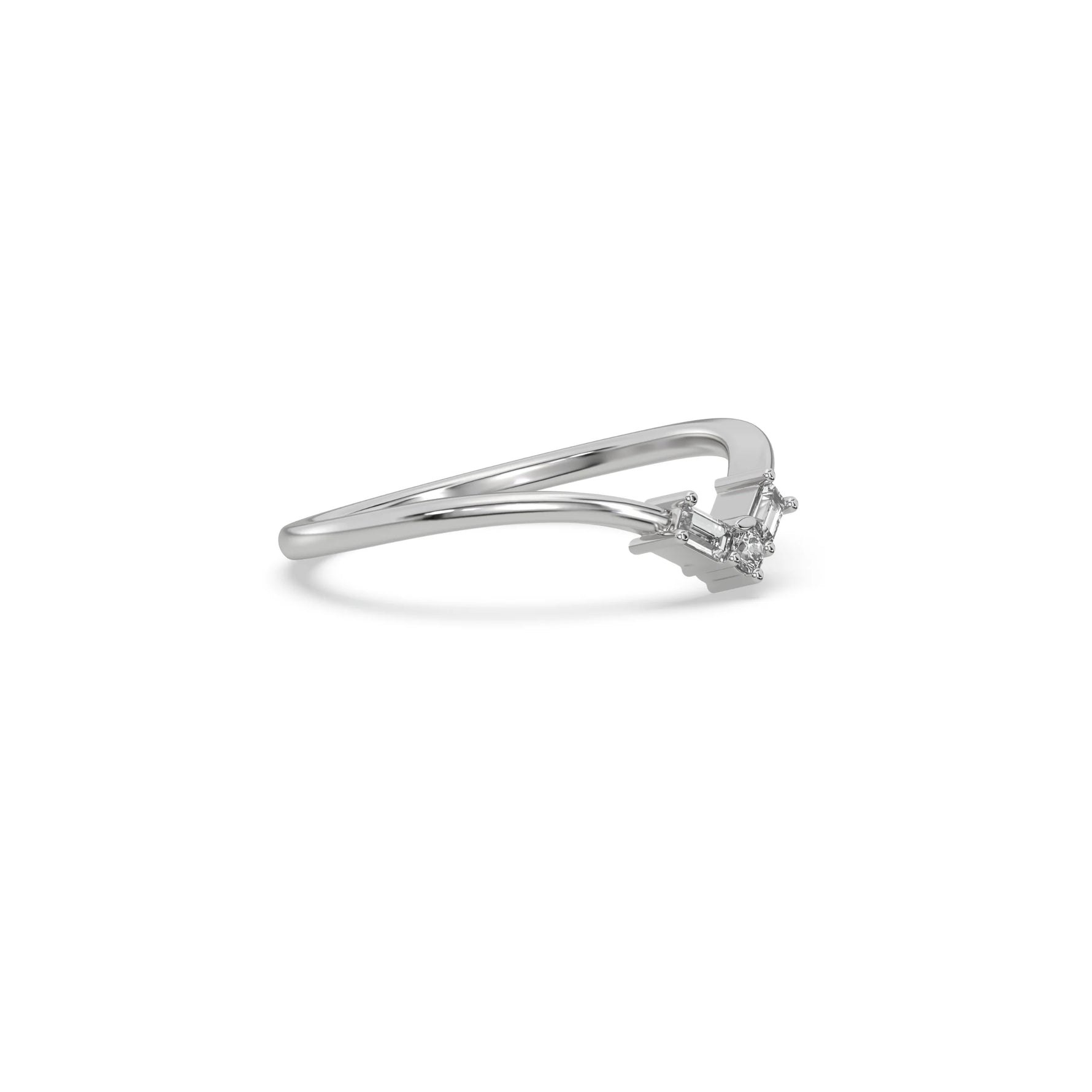 This white gold ring displayed in side view is made with round brilliant-cut diamonds and baguette diamonds all set in a shared prong setting