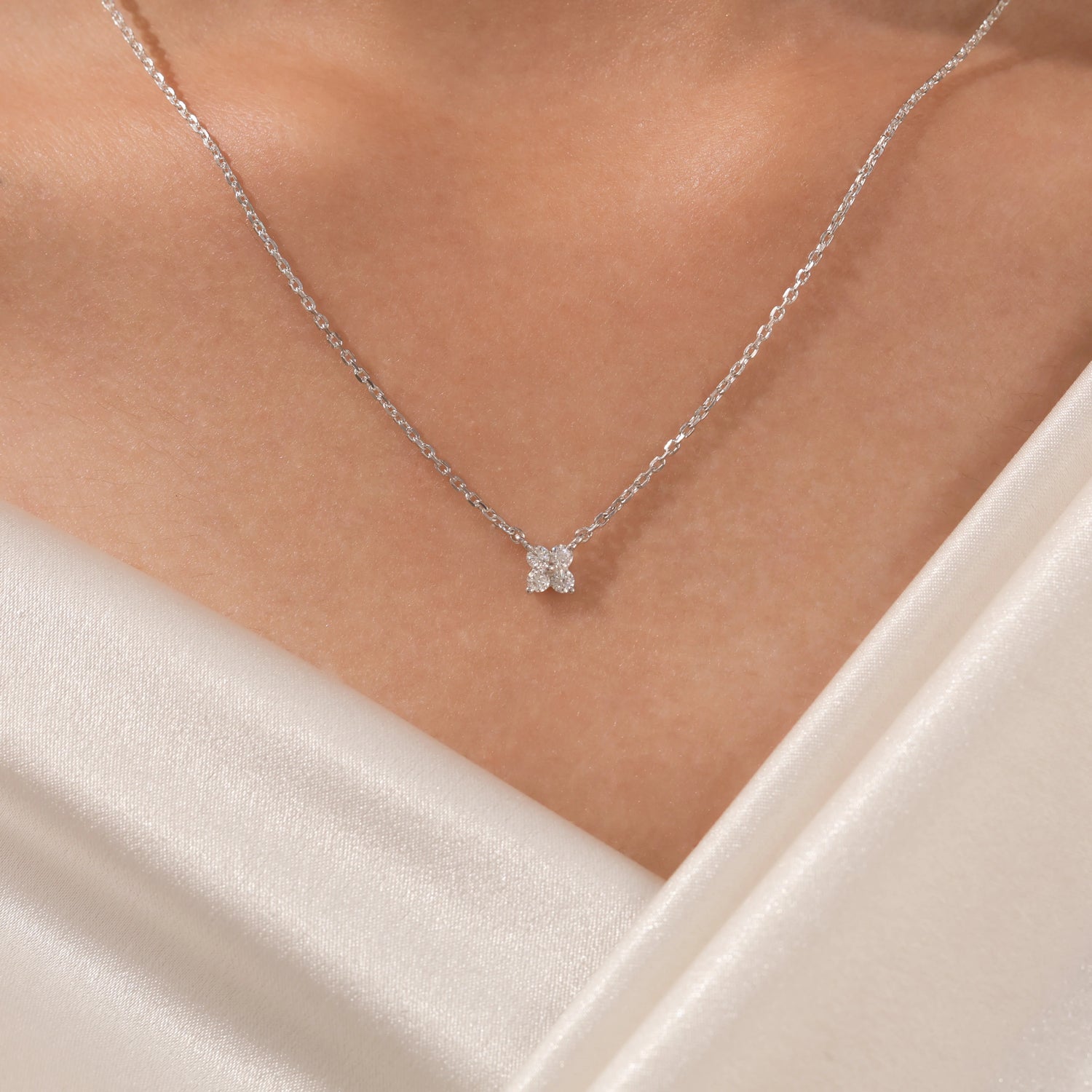 18K White Gold Flower Round Diamond Necklace