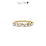 This yellow gold ring displayed on front view is made with round brilliant-cut diamonds and baguette set in a prong setting