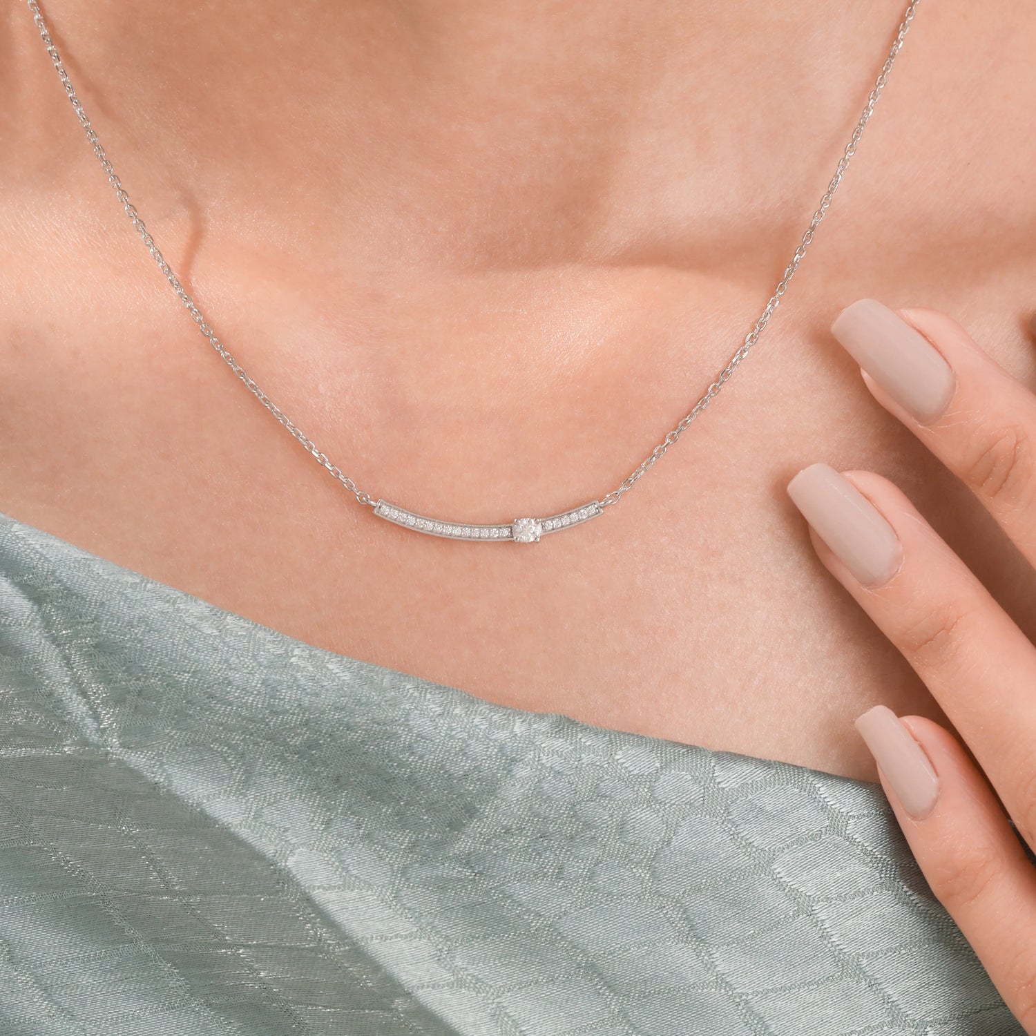 Round Diamond  Curved Necklace 