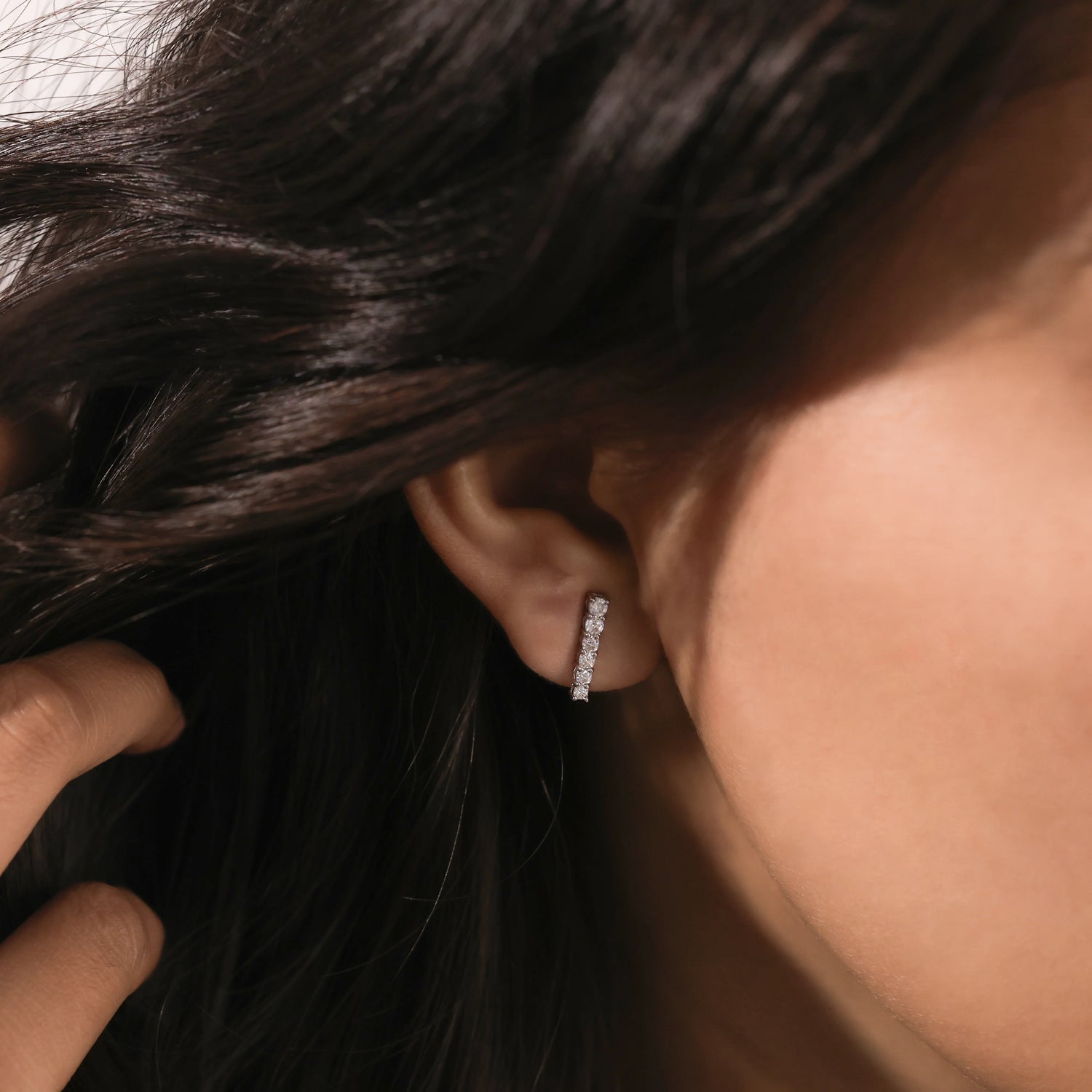 Round Diamond Bar Earring 