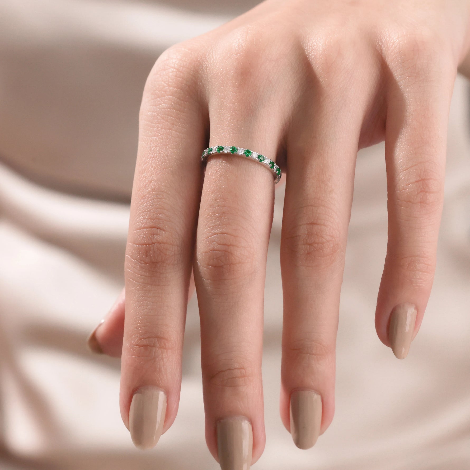 Round Diamond Emerald Gemstone Ring 