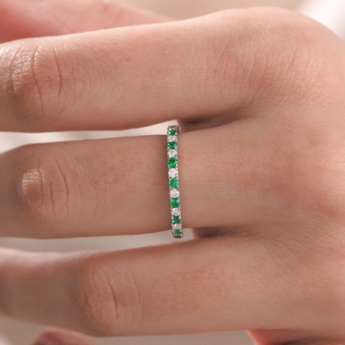 Round Diamond Emerald Gemstone Ring 