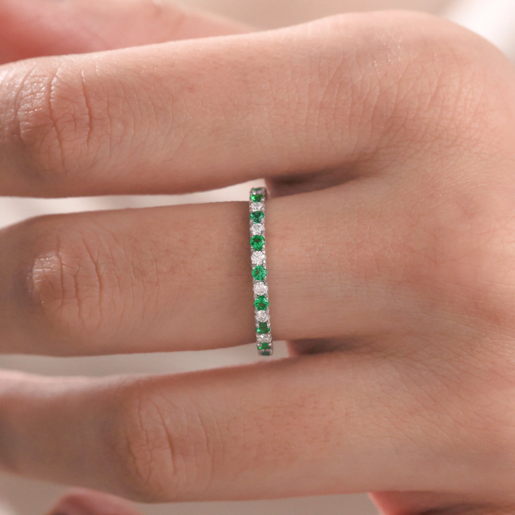 Round Diamond Emerald Gemstone Ring 