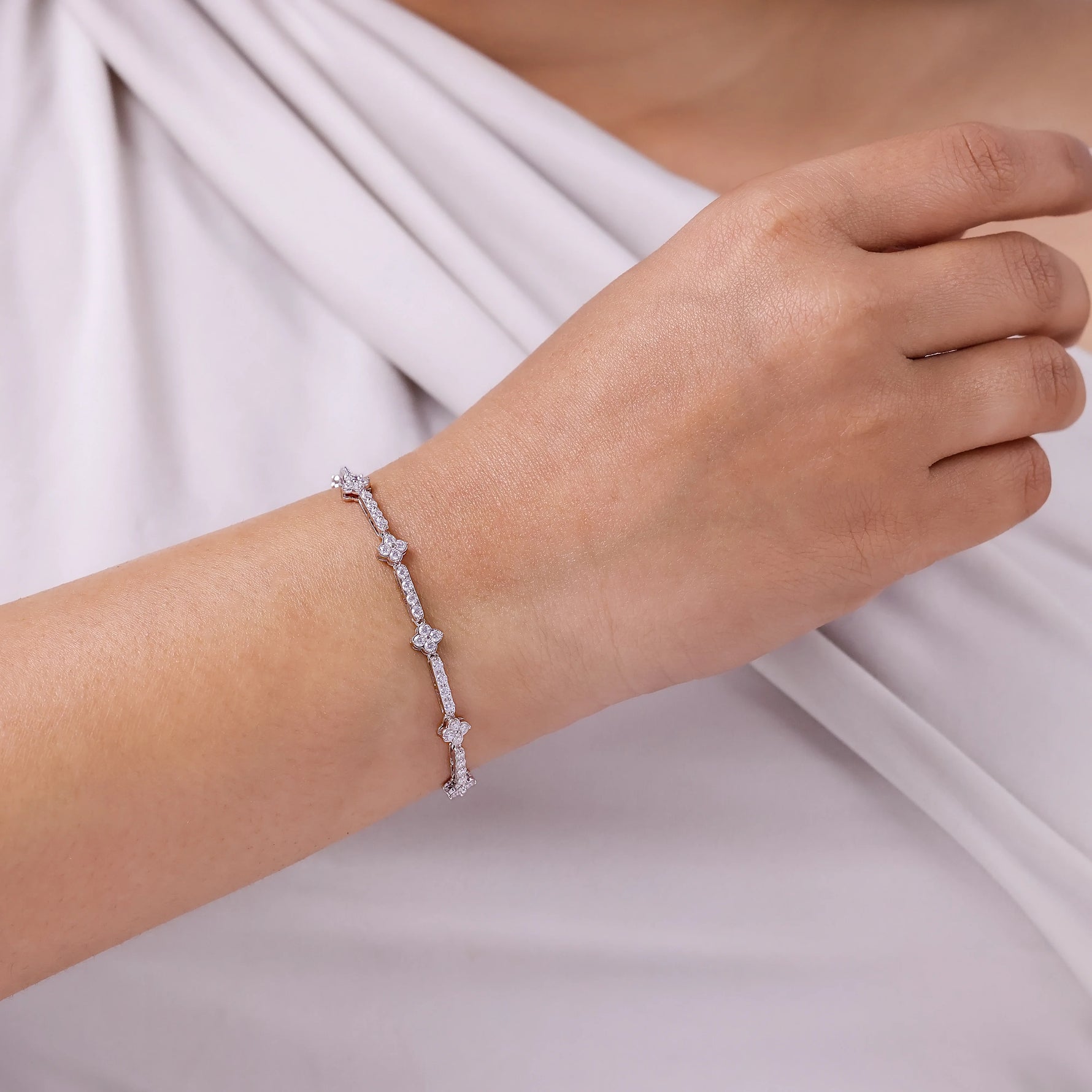 14K Round Diamond White Gold Bracelet 
