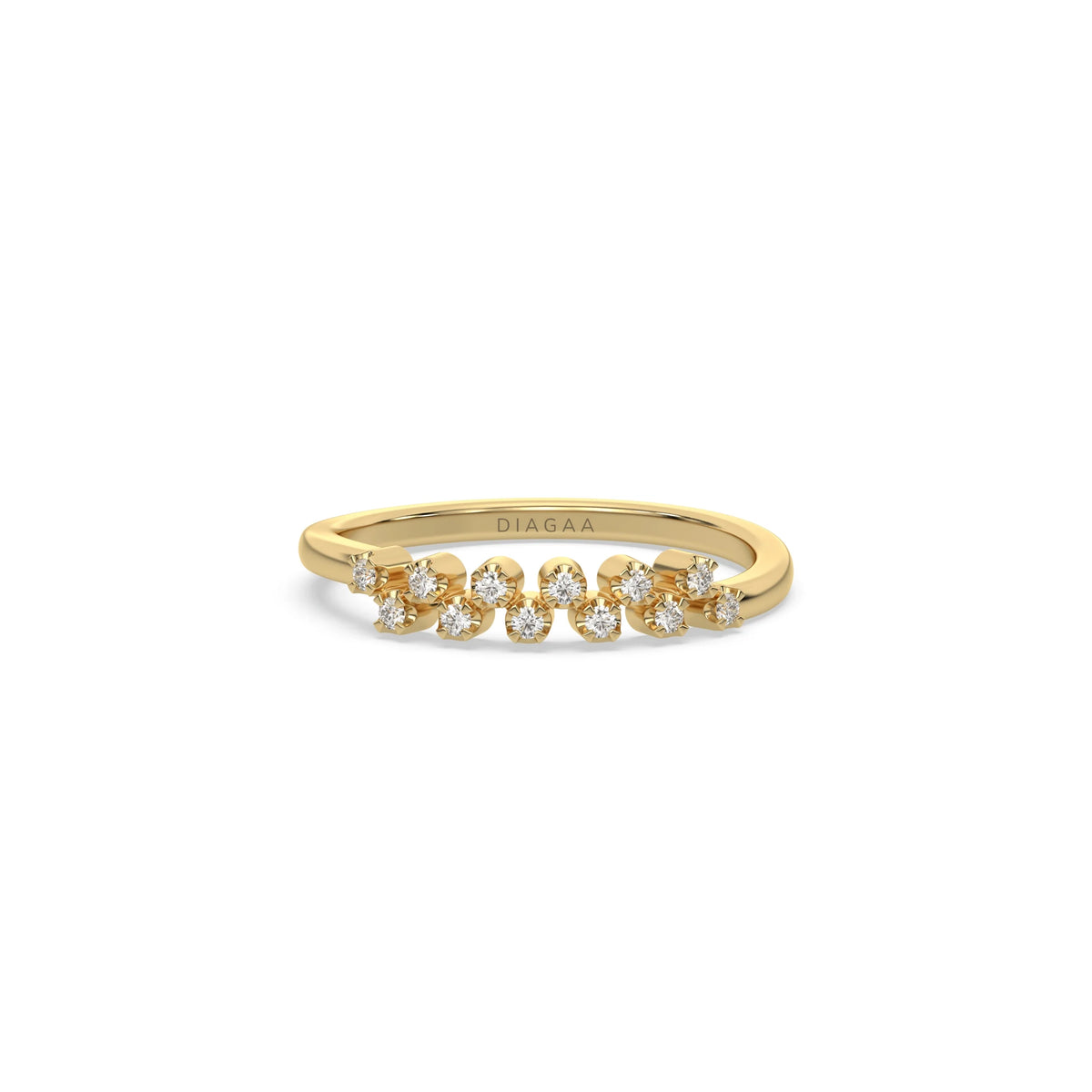 This yellow gold ring displayed on front view is made with baguette diamond in the center and flanked by three round brilliant-cut diamonds on each side