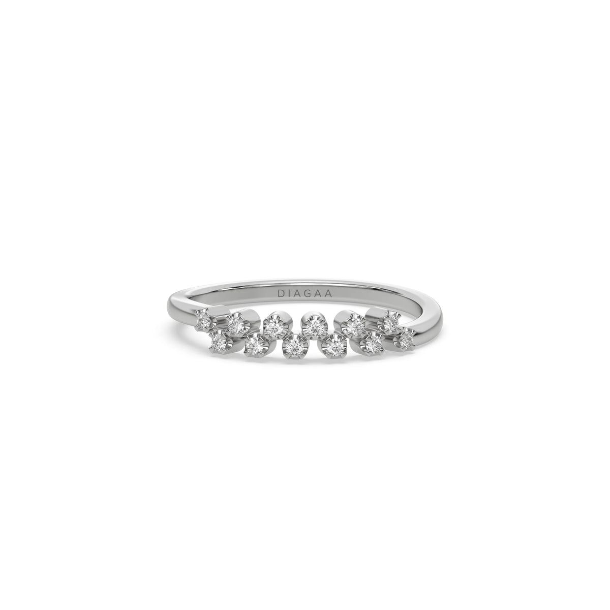 This white gold ring displayed on front view is made with baguette diamond in the center and flanked by three round brilliant-cut diamonds on each side