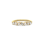 This yellow gold ring displayed on front view is made with round brilliant-cut diamonds and baguette set in a prong setting