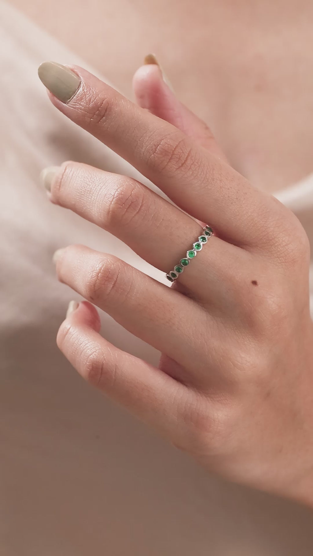 Round Emerald Gemstone Ring 