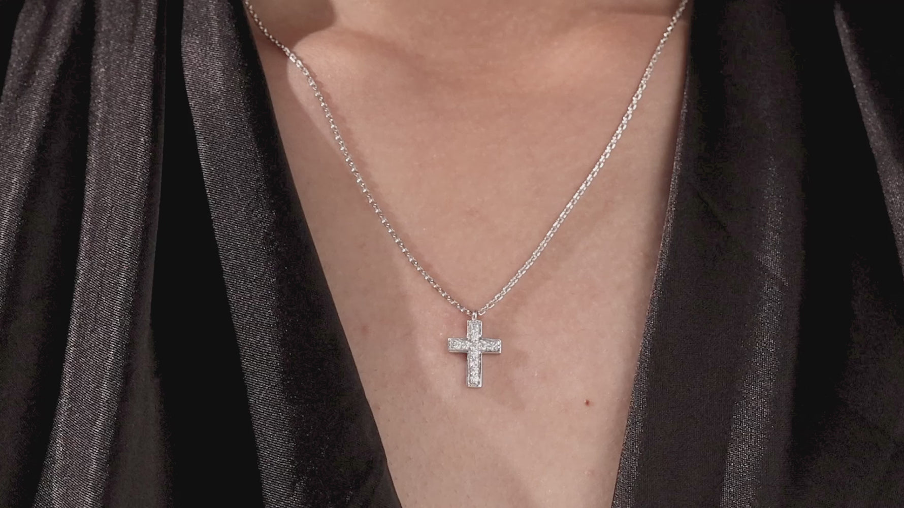 18K White Gold Round Cut Diamond Cross Pendant