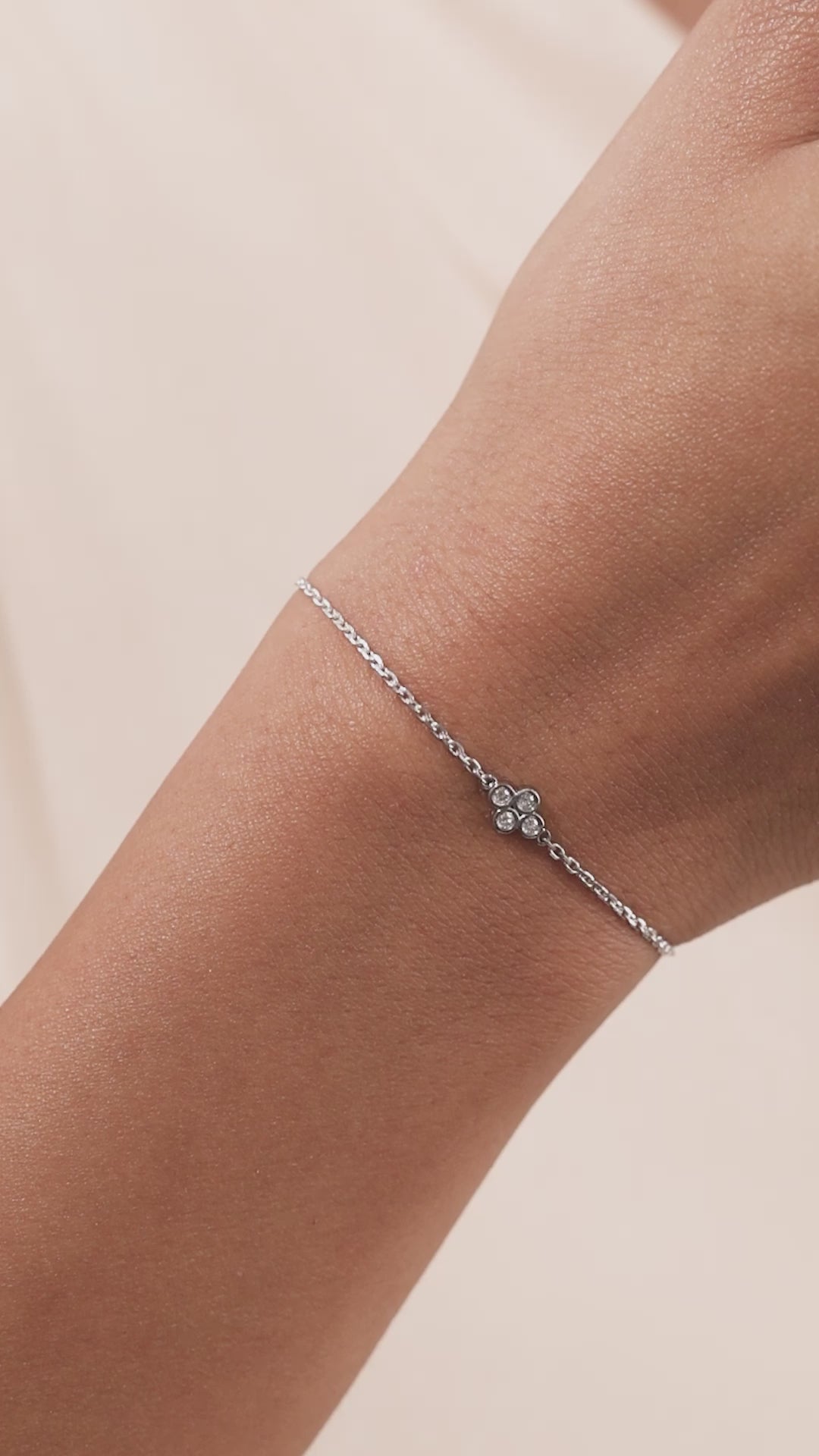 14K White Gold Flower Round Cut Diamond Bracelet
