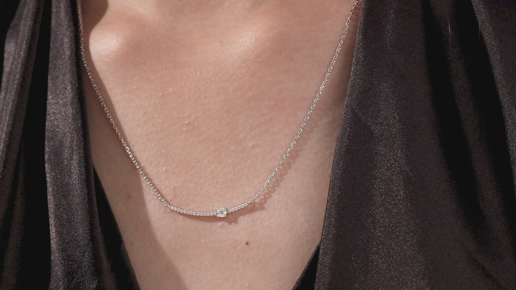 Round Diamond Bar Necklace 