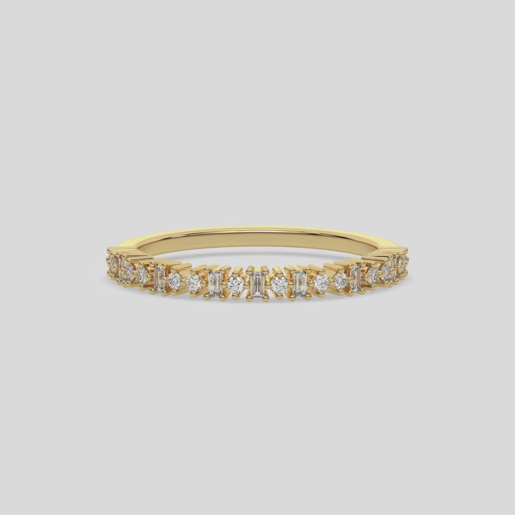 This yellow gold ring displayed on front view is made with brilliant round diamond and baguette diamond set in prong setting