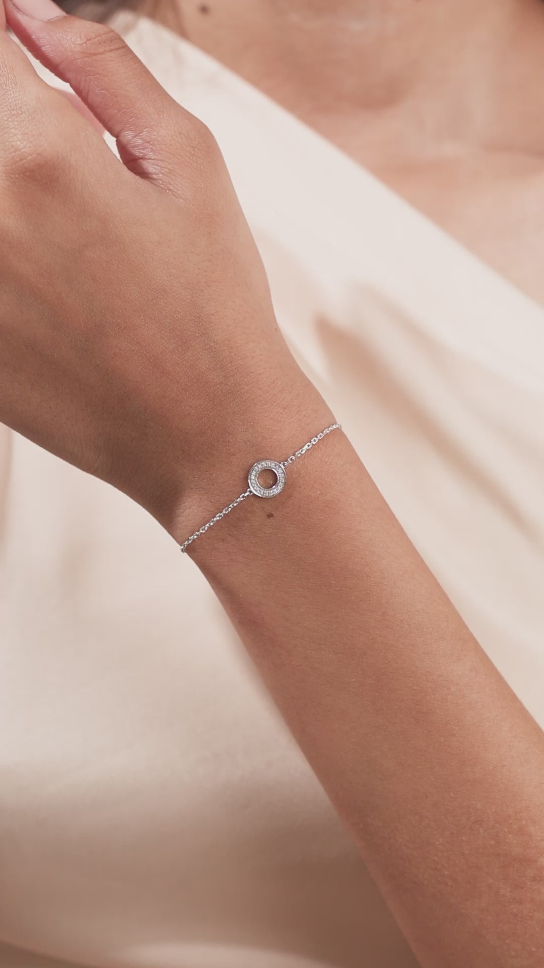 14K White Gold Round Cut Diamond Circle Bracelet