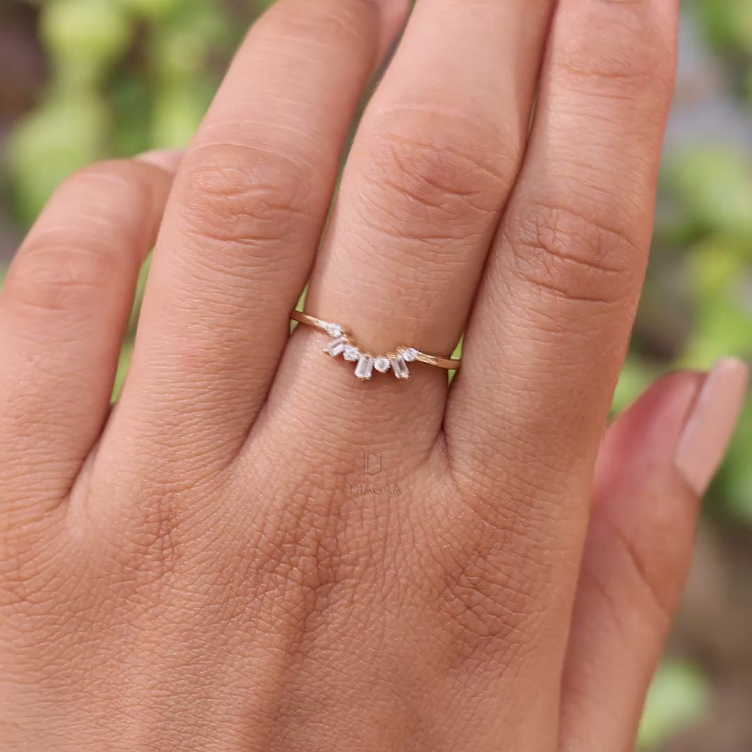 0.17 CT Round Natural Diamond Chevron Ring